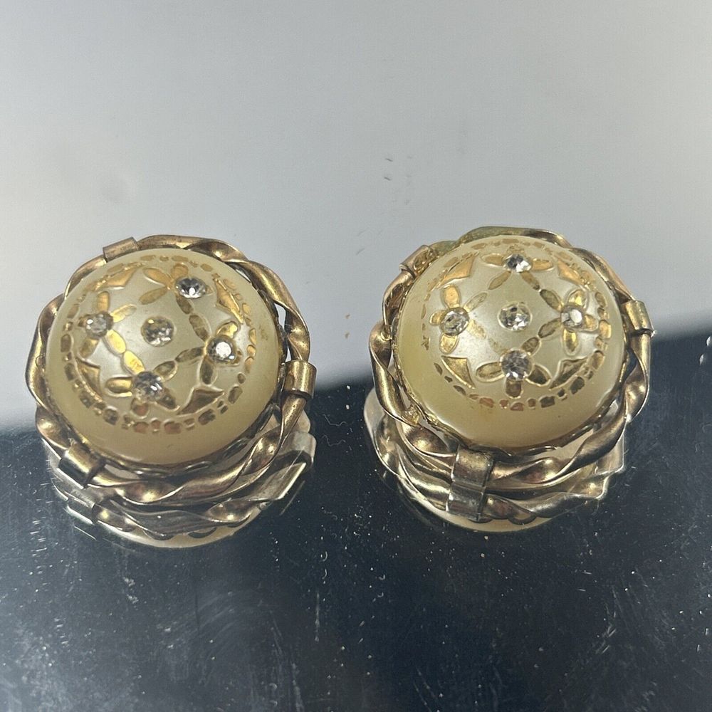 Late 50s/ Early‎ 60s Pearl Dome Flower Earrings Decor Clip